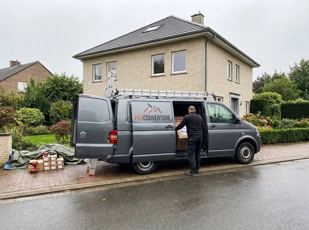 Utilitaire gris ProCouverture chargé de matériaux un jour de pluie
